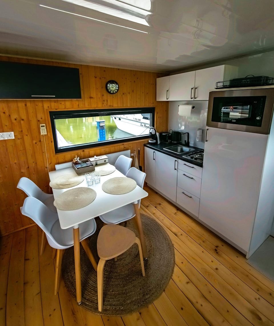Coffee/tea facilities, Kitchen or kitchenette, Dining area