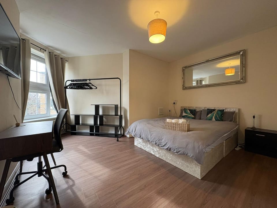 Bed, TV and multimedia, Bedroom