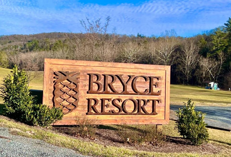Nearby landmark, Activities, Golfcourse, Skiing, Lake view, Mountain view