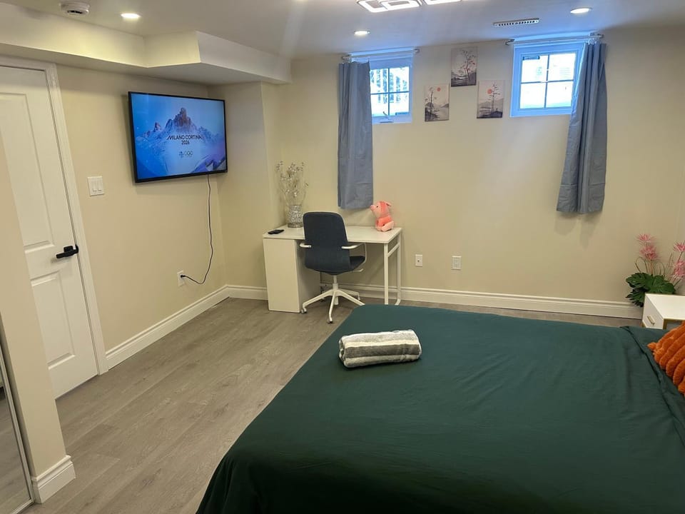 Newly Renovated and Spacious 3BR Private Apartment with 3 Baths & Parking Bed and Breakfast in Richmond Hill