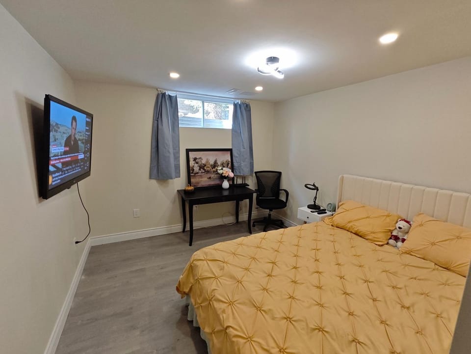 New and Stylish 3BR Private Basement Apartment with 3 Baths & Parking Bed and Breakfast in Richmond Hill
