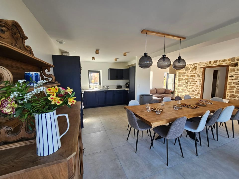 Kitchen or kitchenette, Dining area
