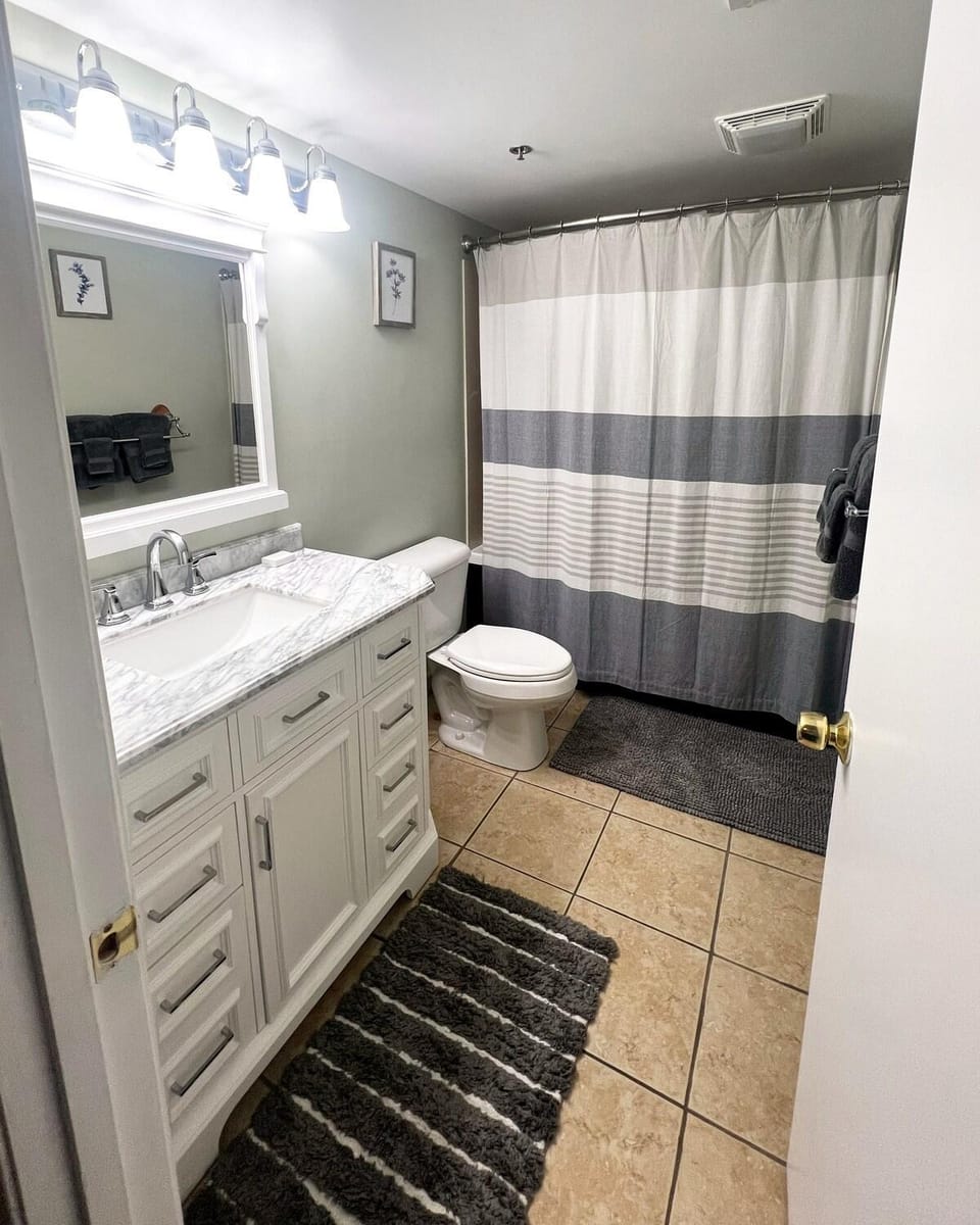 Creekside Condo with Pool, Walk Downtown Apartment in Gatlinburg