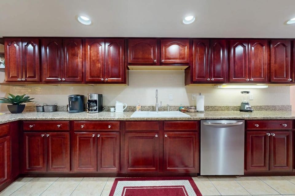 Creekside Condo with Pool, Walk Downtown Apartment in Gatlinburg