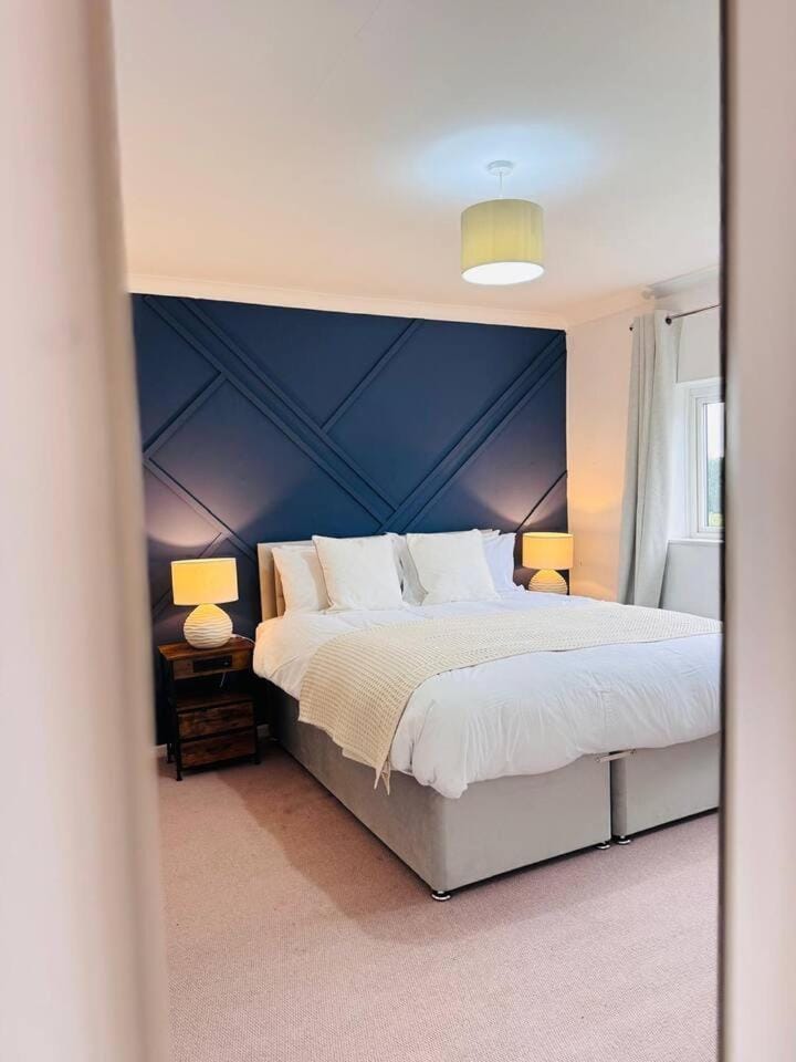 Prestige 4BR Home, Garden & Parking Apartment in Shirley