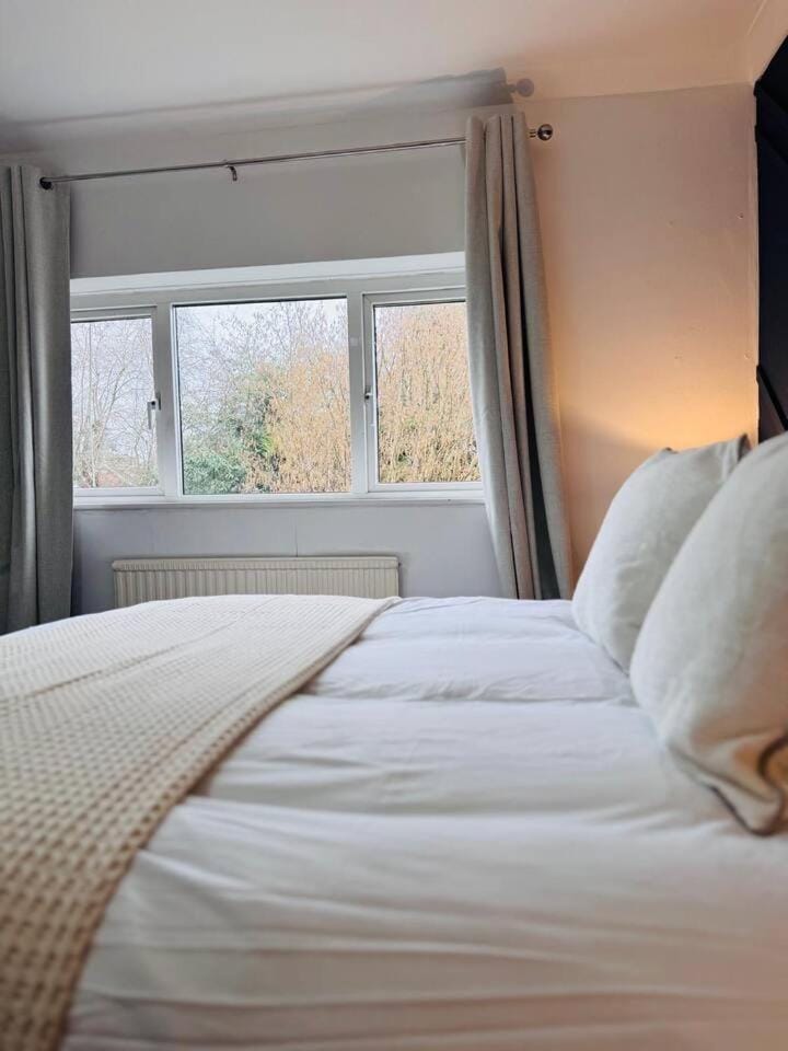 Prestige 4BR Home, Garden & Parking Apartment in Shirley