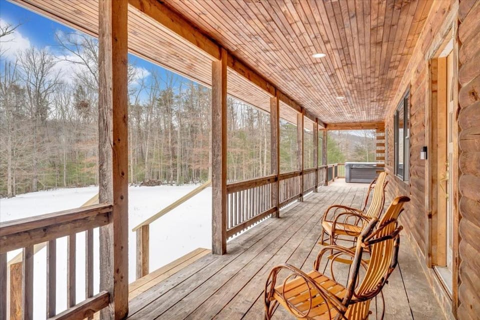 Modern Mountain Cabin, Hot Tub, Hot Springs, VA Cabin in Shenandoah Valley