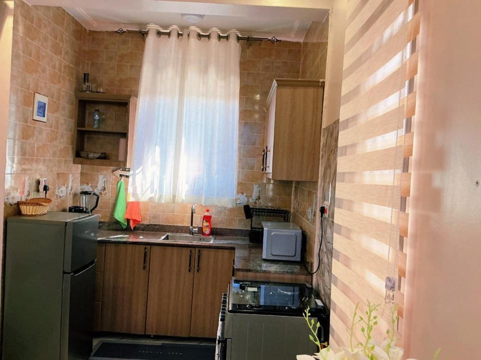 Coffee/tea facilities, Kitchen or kitchenette, oven, stove
