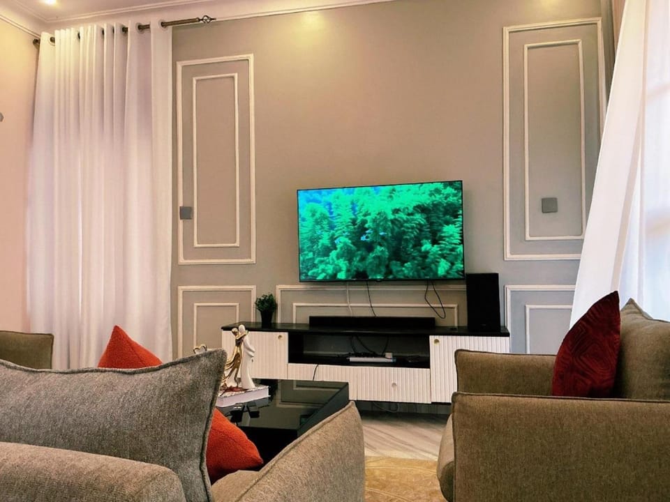 Communal lounge/ TV room, TV and multimedia, Living room, Seating area, Evening entertainment, Entertainment, Entertainment