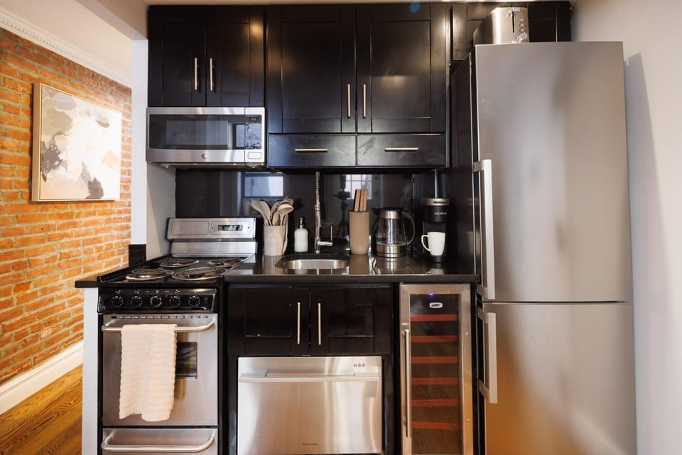 Coffee/tea facilities, microwave, oven, stove, stove
