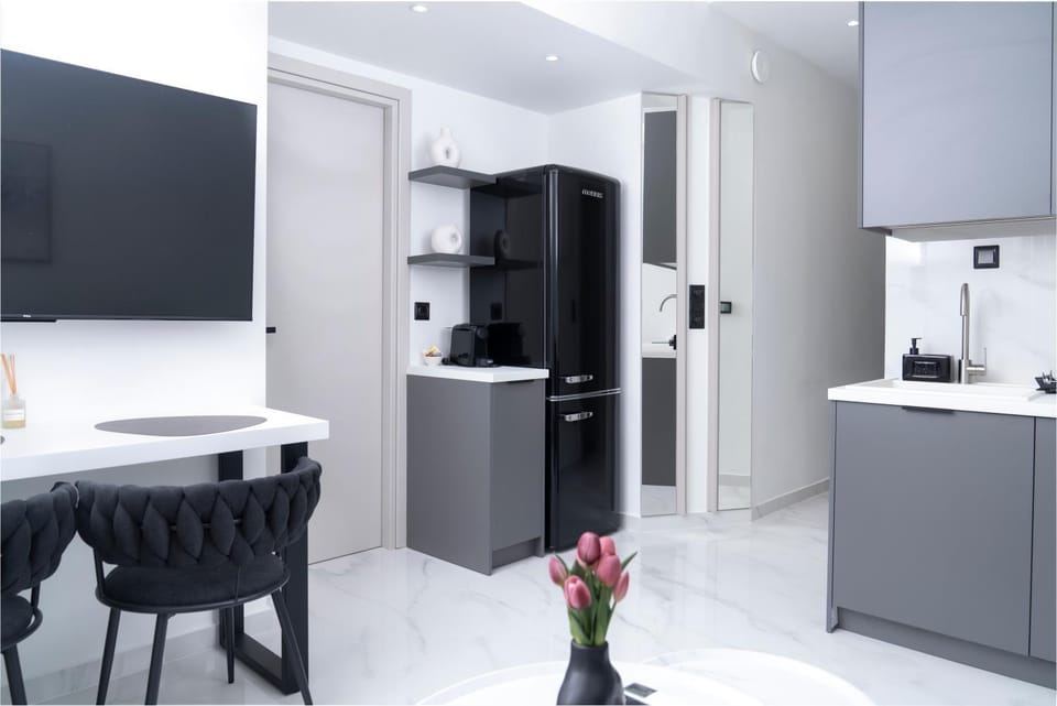 TV and multimedia, Coffee/tea facilities, Balcony/Terrace, Dining area, City view, Street view, dishwasher, internet, kitchen, air conditioner