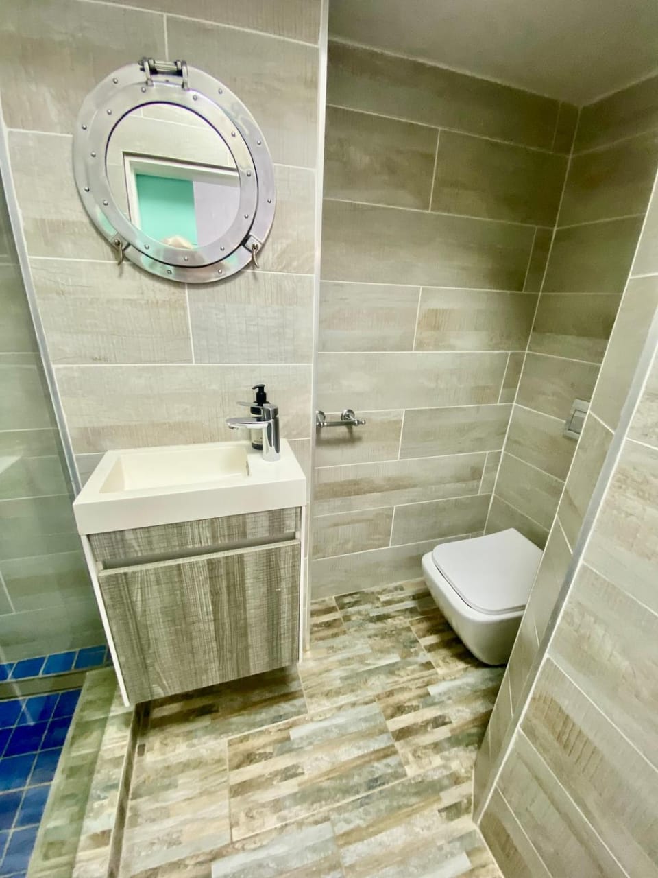 Shower, Toilet