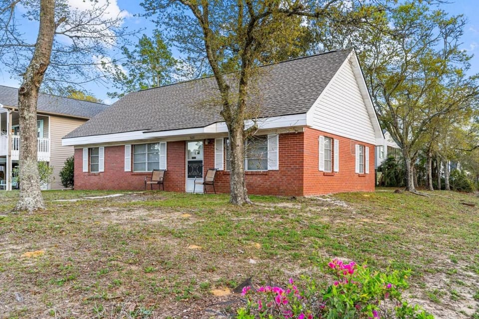 Pool, Blocks away from Beach, Dog friendly House in Oak Island
