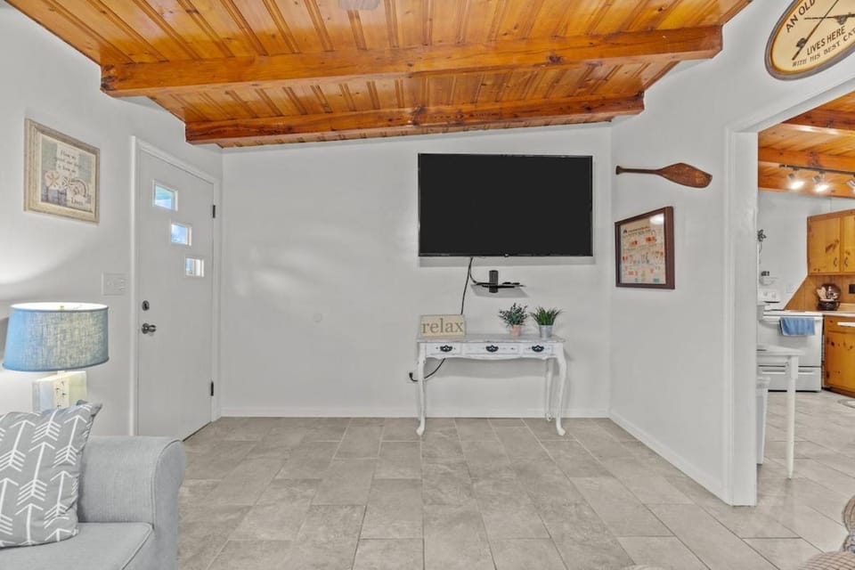 Pool, Blocks away from Beach, Dog friendly House in Oak Island