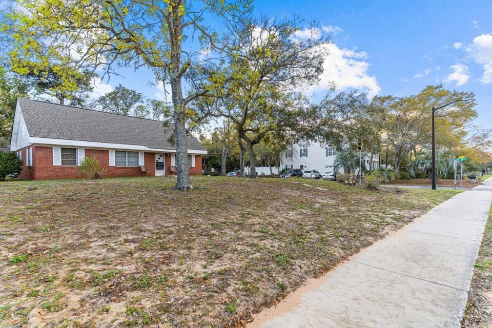 Pool, Blocks away from Beach, Dog friendly House in Oak Island