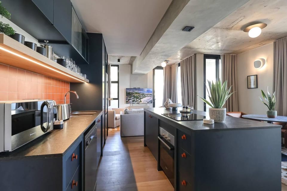 Between Mountain and Ocean Apartment in Sea Point