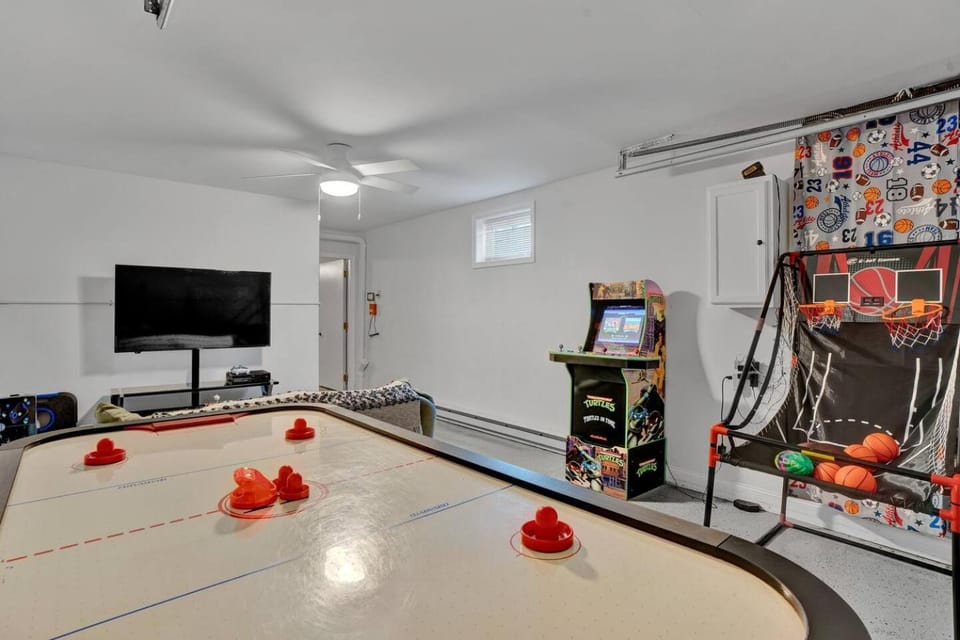 5 min Shawnee Mountain, Hot tub, Game Rm, 3 Kings House in Middle Smithfield