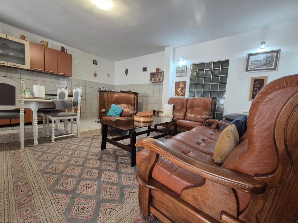 Living room, Seating area, kitchen