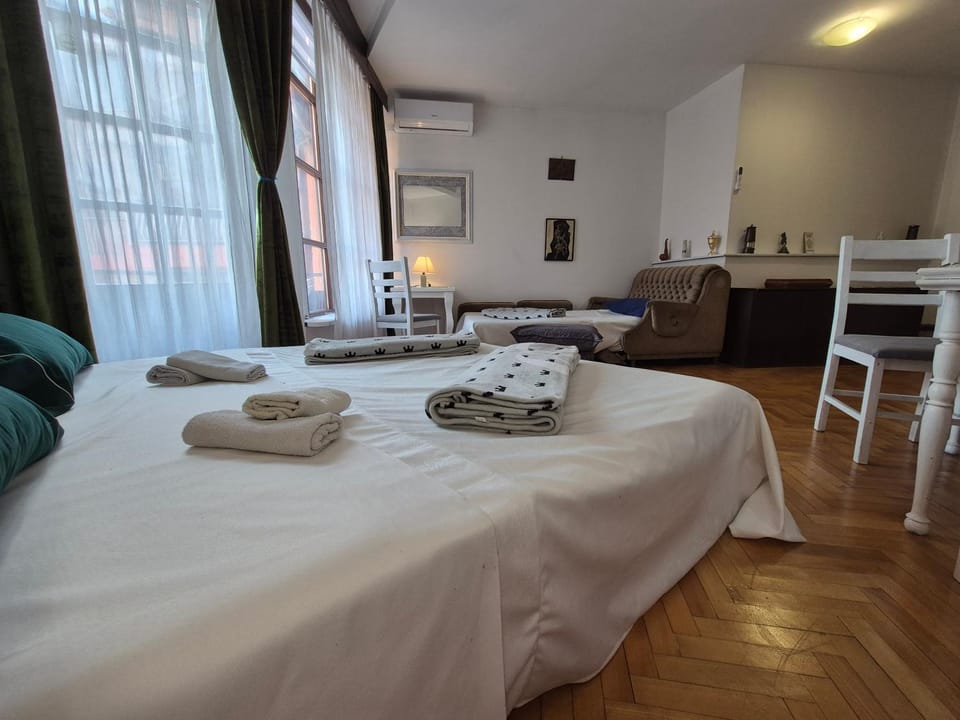 Bed, Seating area, Bedroom, air conditioner