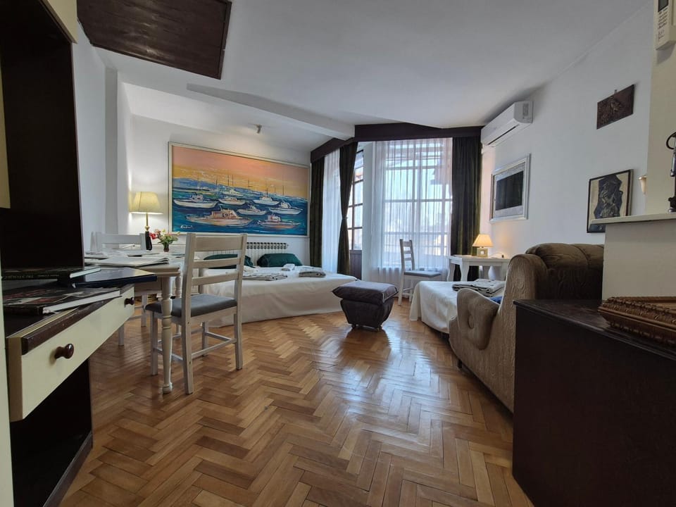 Bed, Bedroom, wardrobe, air conditioner