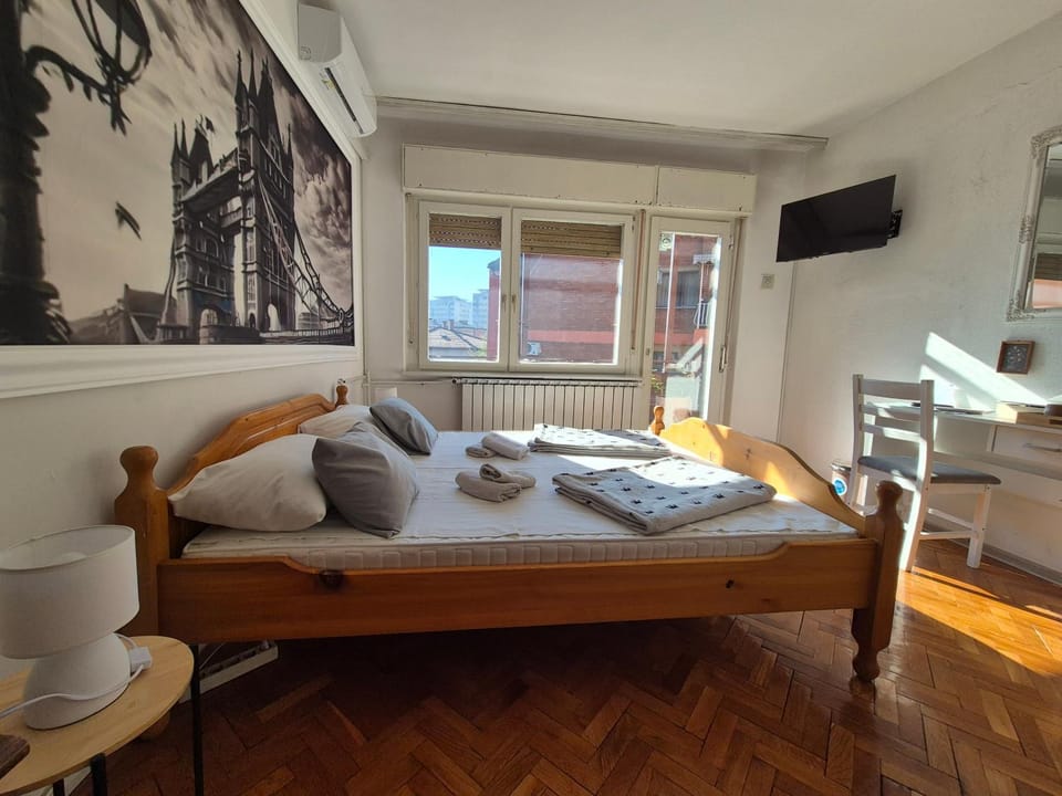 Bed, TV and multimedia, Balcony/Terrace, Photo of the whole room, Seating area, Bedroom, towels, air conditioner