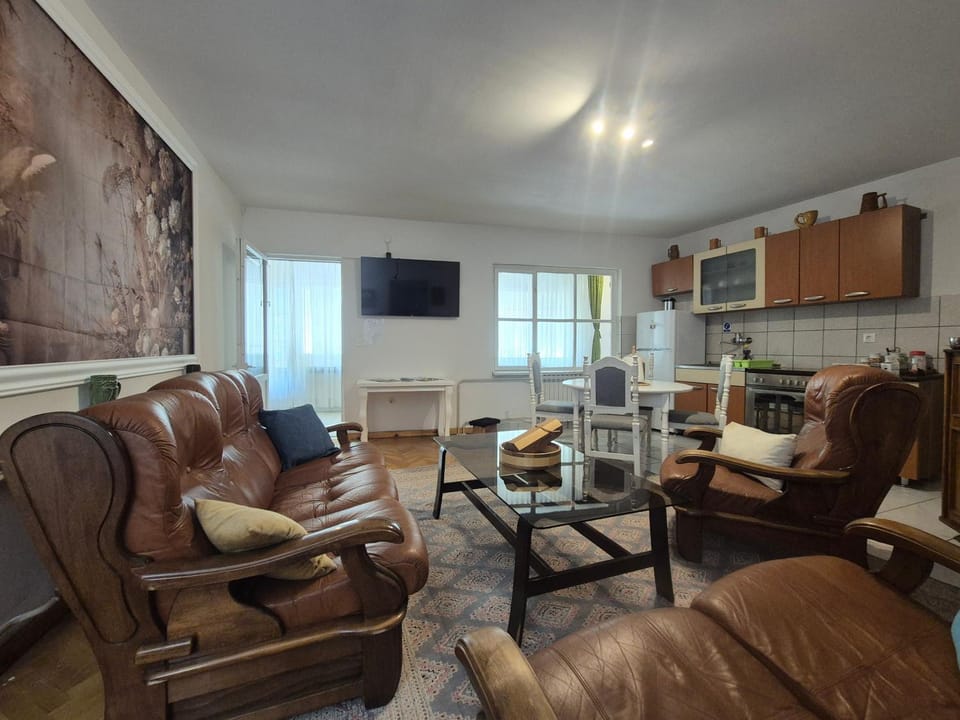 Communal lounge/ TV room, TV and multimedia, Kitchen or kitchenette, Living room, Seating area, Dining area, Evening entertainment, minibar, oven, stove