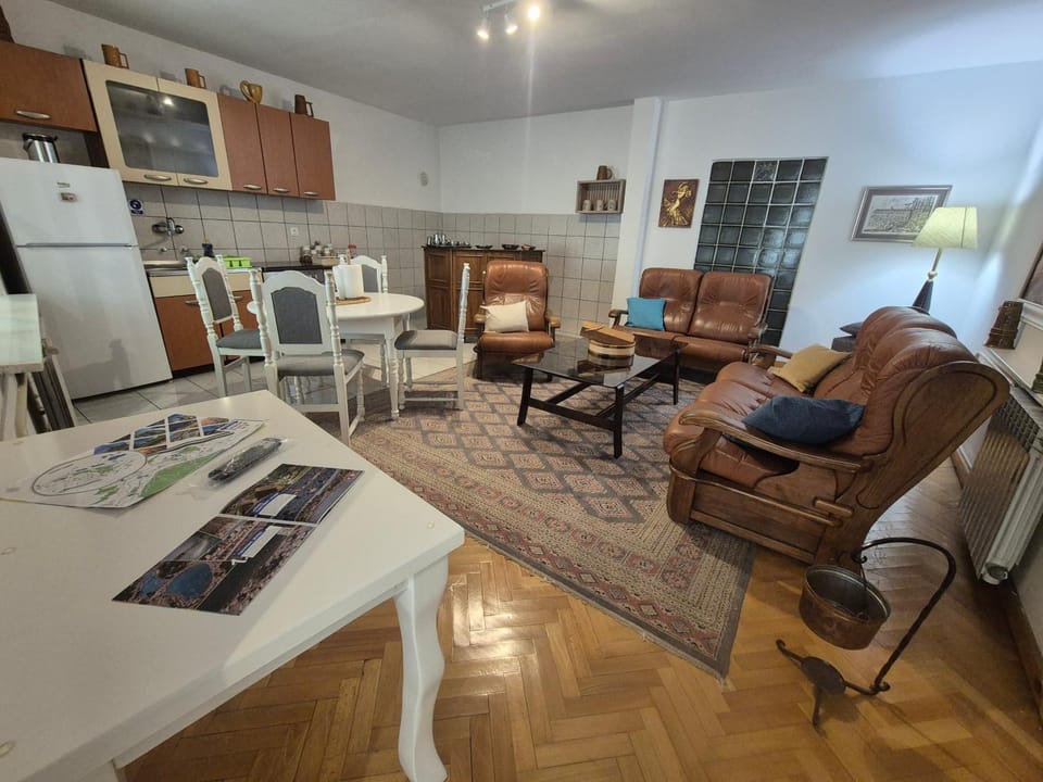 Kitchen or kitchenette, Living room, Seating area, Dining area, minibar, oven, stove