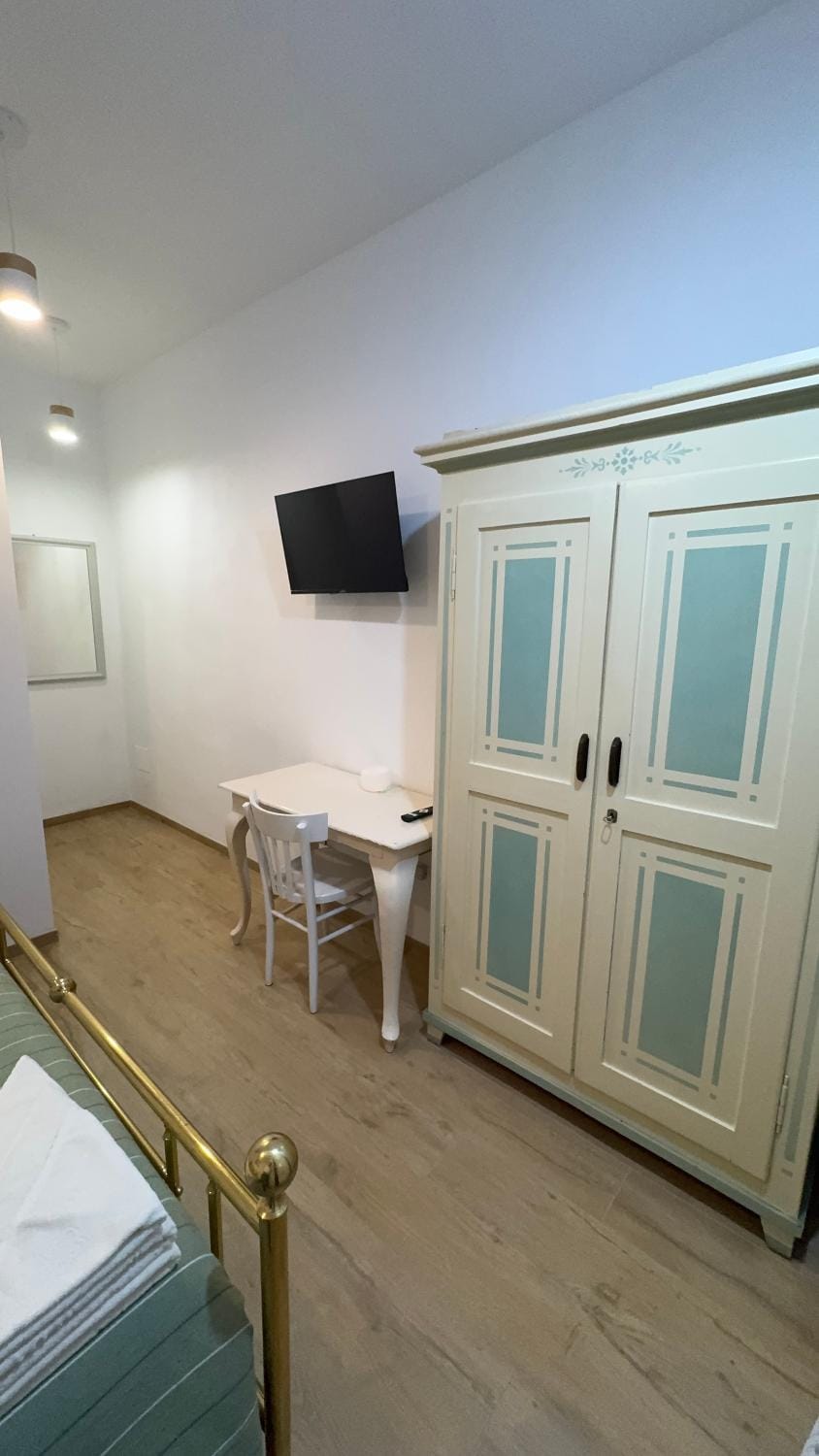 Bed, TV and multimedia, Photo of the whole room, Bedroom, wardrobe