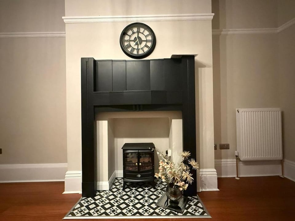 Large Luxury 4 bedroom home with parking House in Manchester