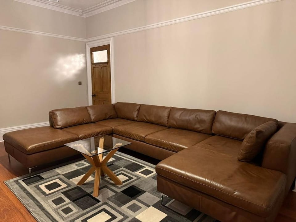 Large Luxury 4 bedroom home with parking House in Manchester