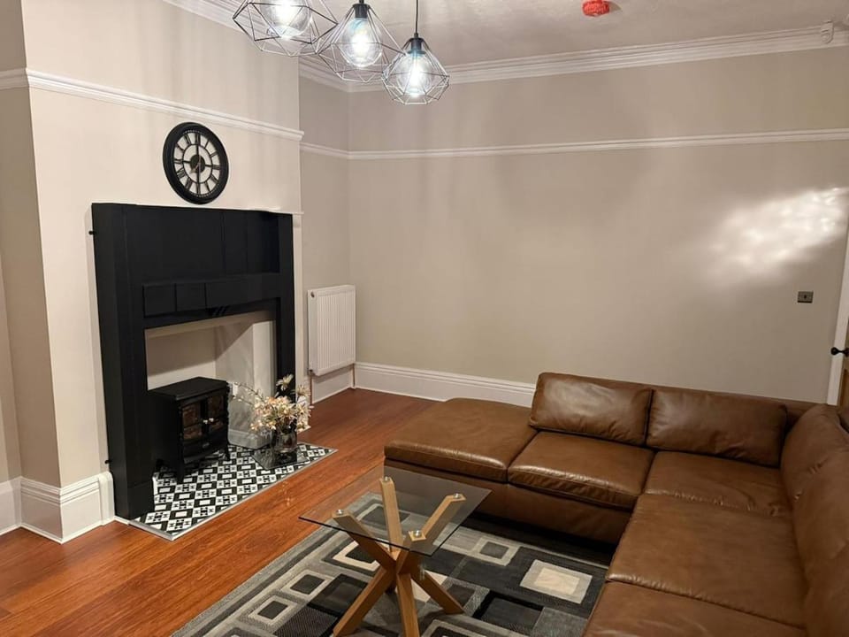 Large Luxury 4 bedroom home with parking House in Manchester