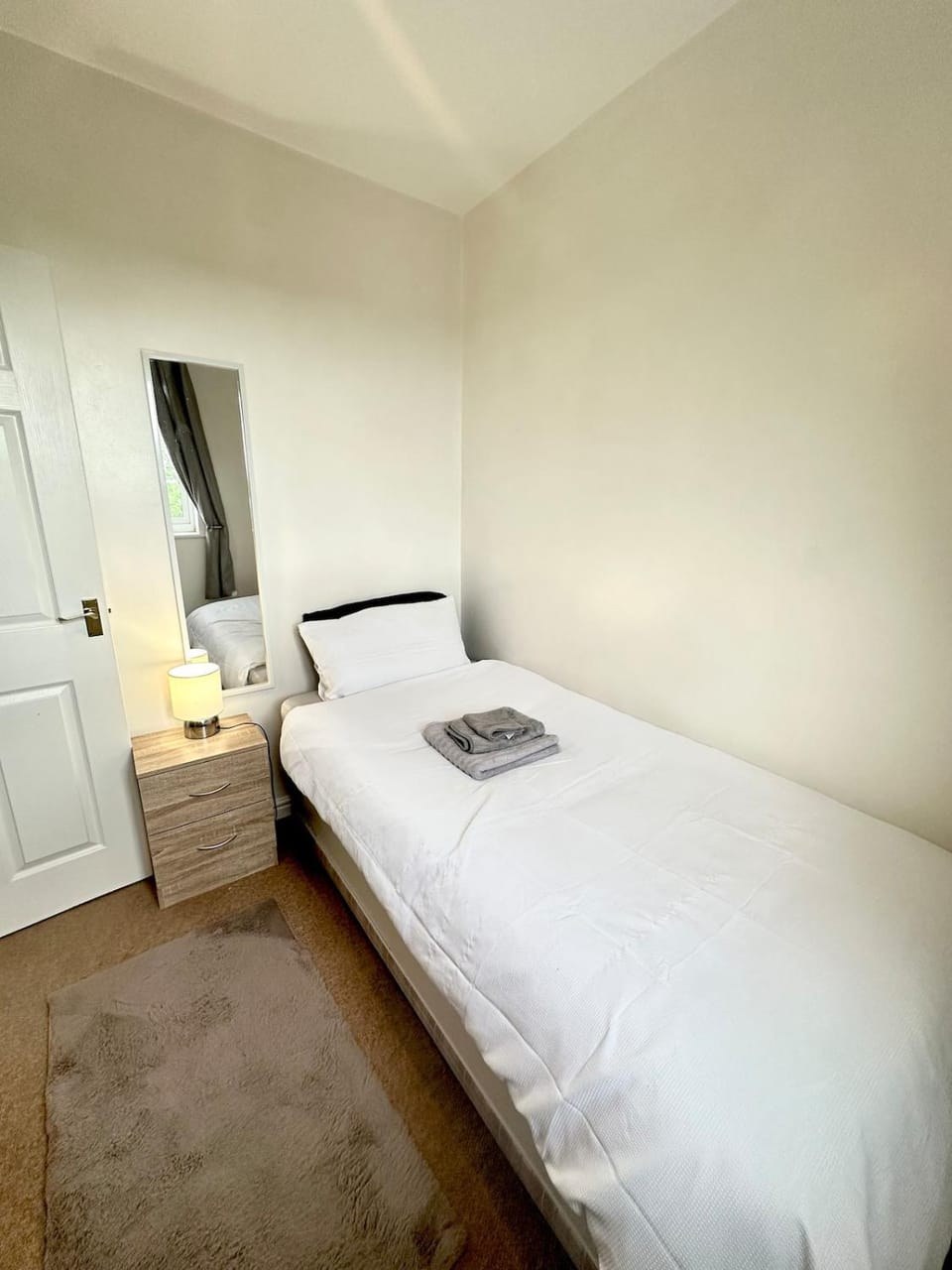 Two Bed Private Apartment - Walk to Stoke Hospital Apartment in Newcastle-under-Lyme