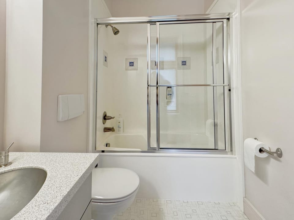 Quiet Private Room with Ensuite-Broadmead 908 Vacation rental in Vancouver Island