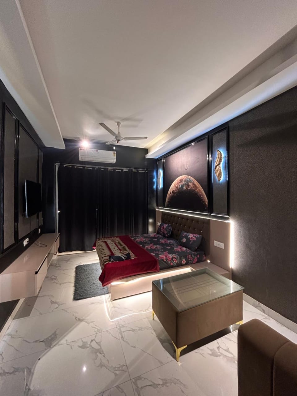 Gaur city center Bed and Breakfast in Noida