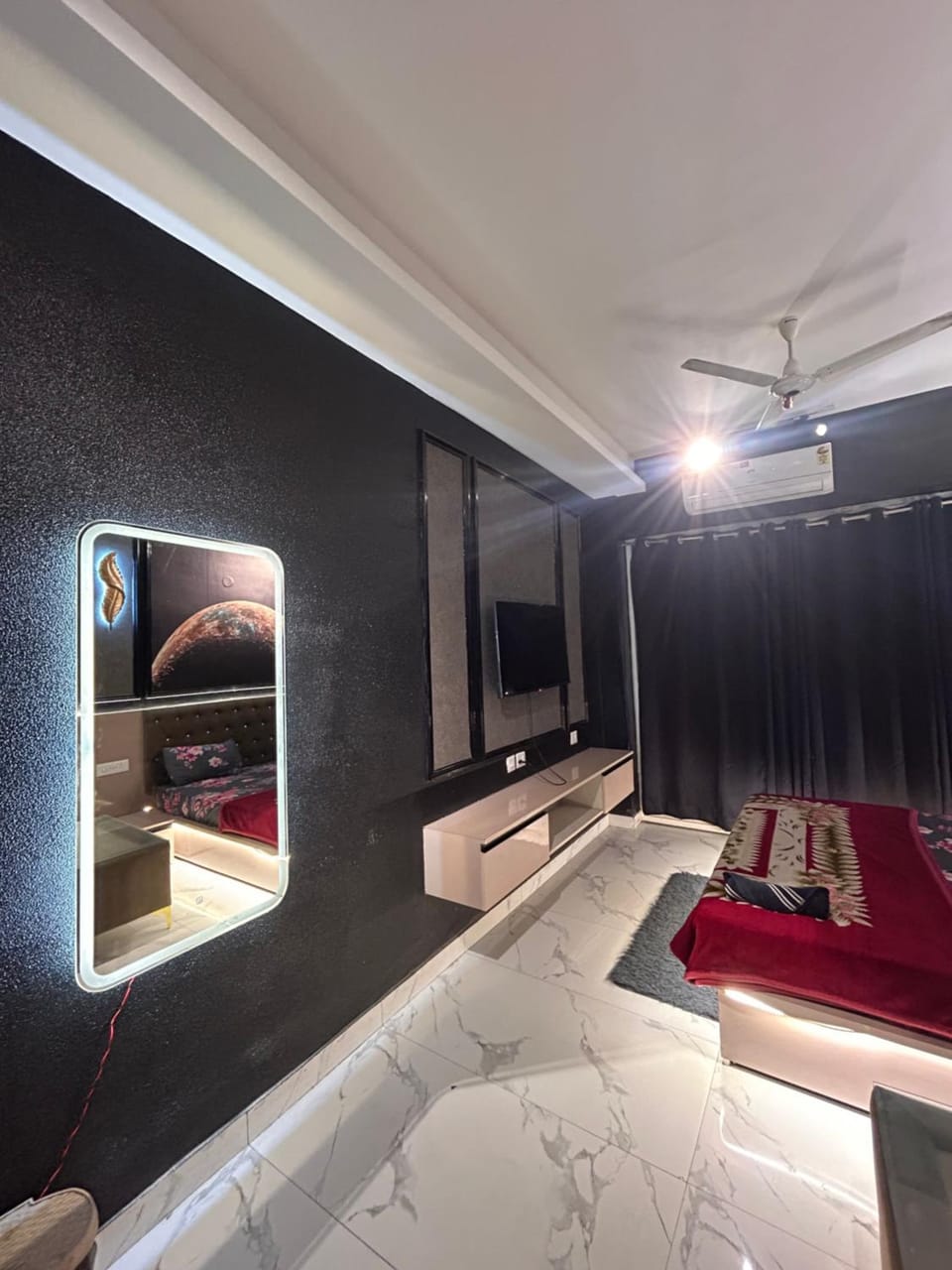 Gaur city center Bed and Breakfast in Noida