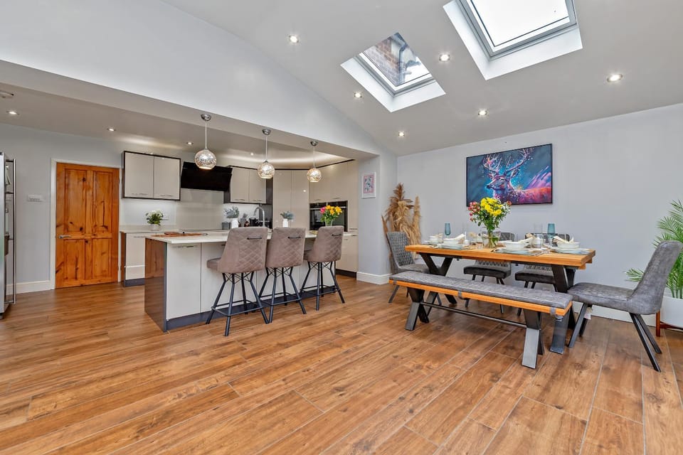 CONTRACTOR FRIENDLY-Large Driveway-THREE SMART TV's-Central Location-FOUR DOUBLE BEDROOMS House in Luton