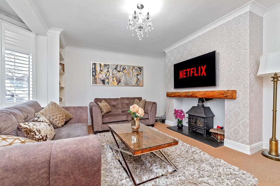 CONTRACTOR FRIENDLY-Large Driveway-THREE SMART TV's-Central Location-FOUR DOUBLE BEDROOMS House in Luton