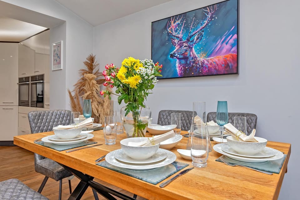 CONTRACTOR FRIENDLY-Large Driveway-THREE SMART TV's-Central Location-FOUR DOUBLE BEDROOMS House in Luton