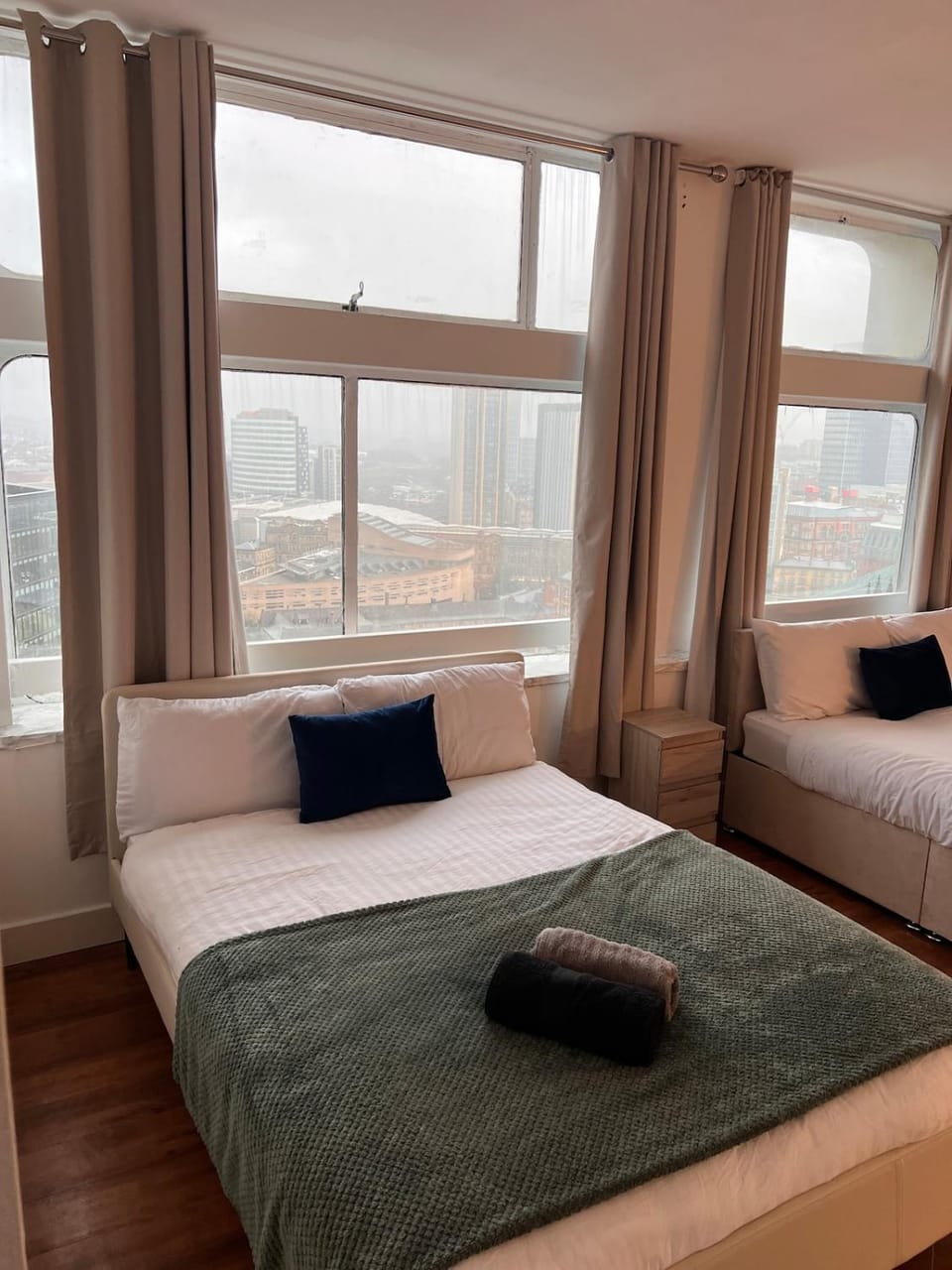 Premium City Escape Couple Steps from Attractions Apartment in Salford
