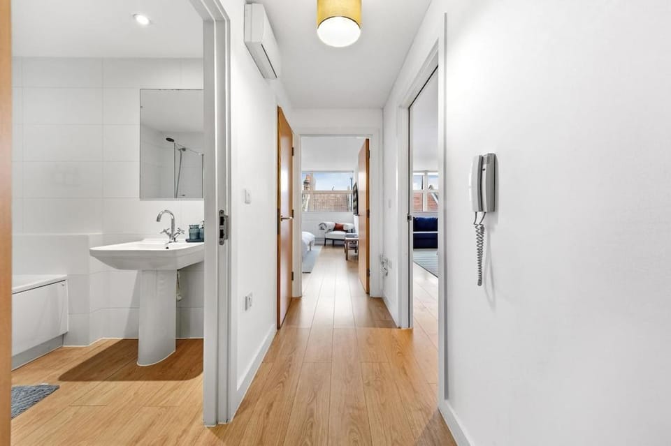 Comfortable 1 bed apartment Sleeps 6 Free Parking Apartment in London Borough of Southwark