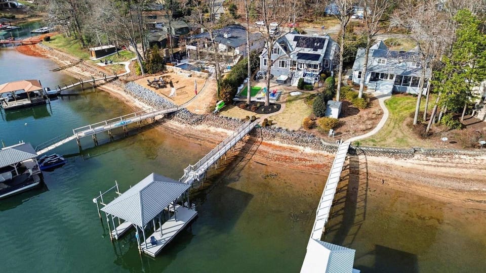 New! Lakefront-Sleeps 14-Hot Tub-Putting Green House in Westport
