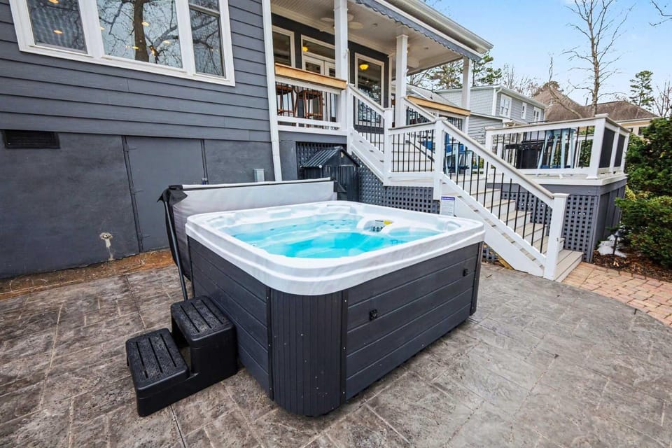 New! Lakefront-Sleeps 14-Hot Tub-Putting Green House in Westport
