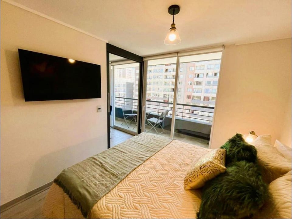 Bed, TV and multimedia, Balcony/Terrace, City view