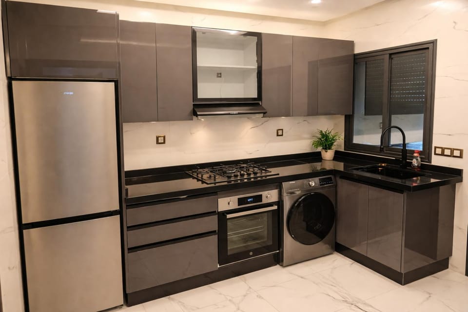 Kitchen or kitchenette, dishwasher, oven, washing machine