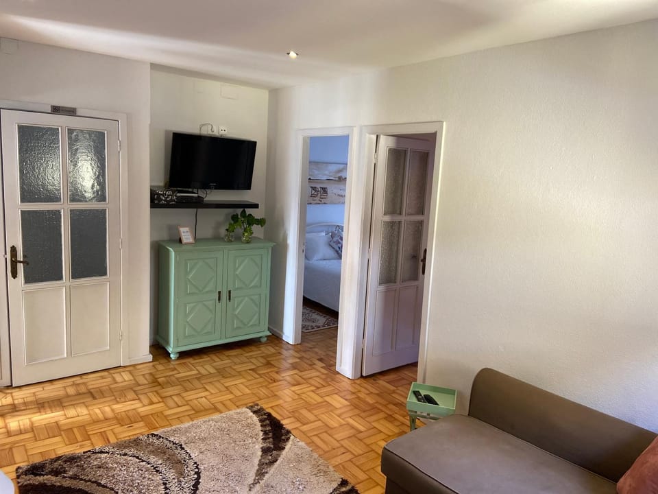 Communal lounge/ TV room, TV and multimedia, Living room, Seating area