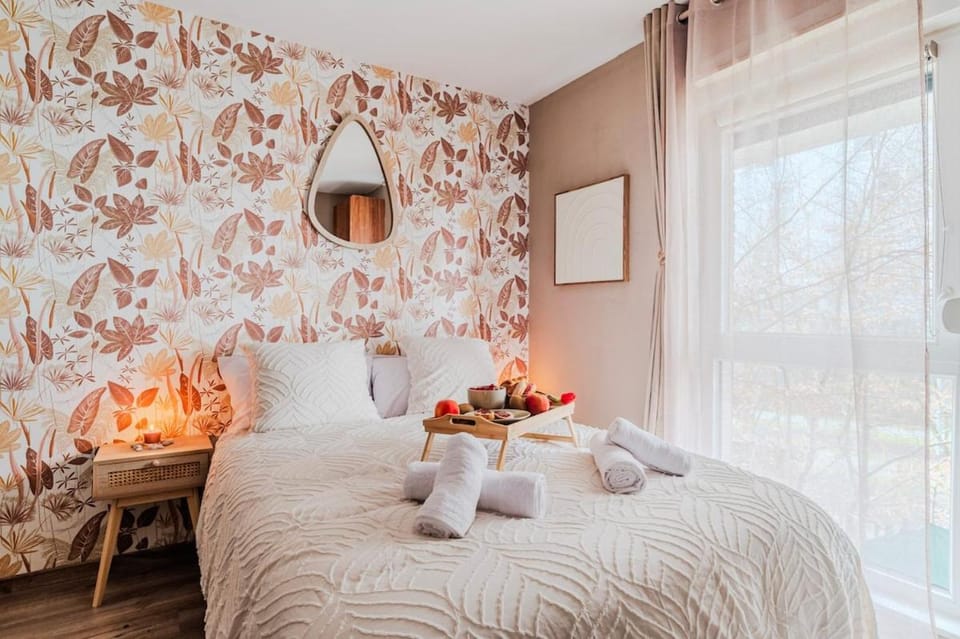 Photo of the whole room, Bedroom
