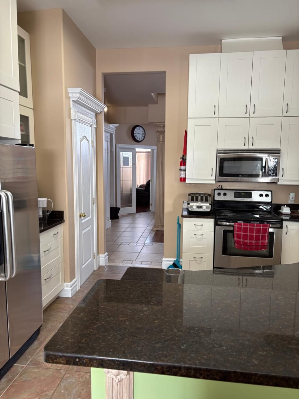 Kitchen or kitchenette, dishwasher, oven
