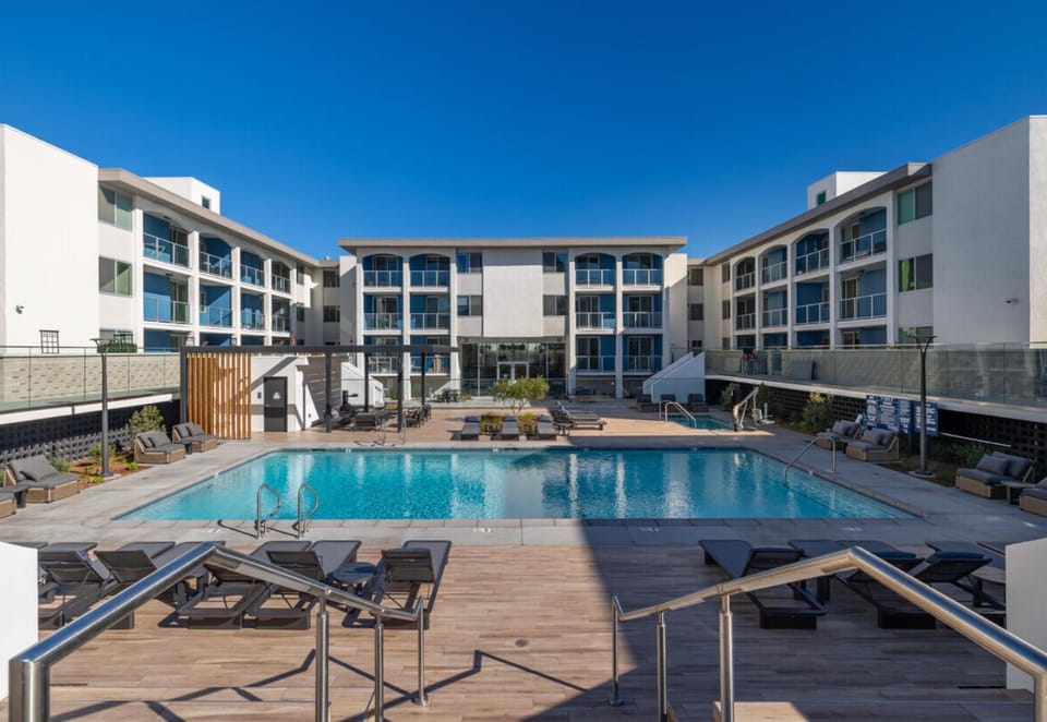 Property building, Swimming pool, sunbed