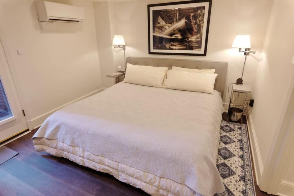 Brownstone Logan Studio - 1 mile to White House Apartment in District of Columbia