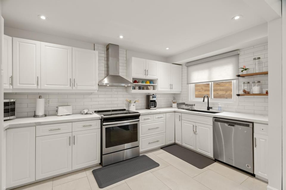 4BR Family Home - Dog-Friendly, Huge Yard, 5 Beds House in Pickering